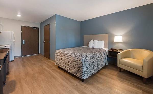 Flat Screen/Plasma TV, Accessible Room, Refrigerator 1