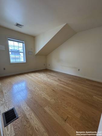 $4,400 / 5br - **NO FEE ** Lower Allston large 5 bed 2.5 bath with free laundry. (Allston)63996690611842122