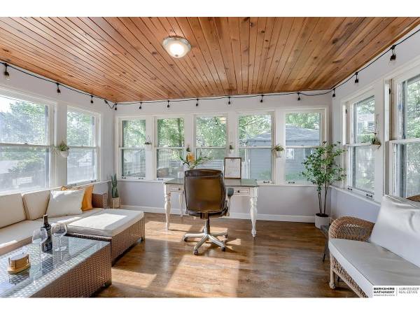 $1,190 / 2br - 1038ft2 - Sun-Filled 2BR/1BA w/ Garage & Yard in Omaha – $1190 (Aksarben-Elmwood Park -{✦✦}- Benson & I-480/I-80 Fwy)64021009665539122