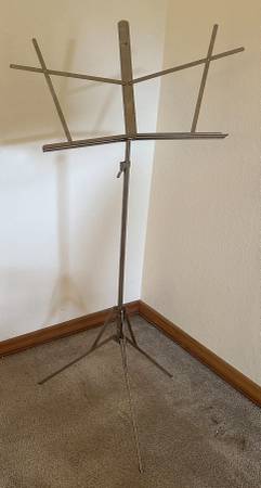 Sturdy silver-colored folding music stand 1