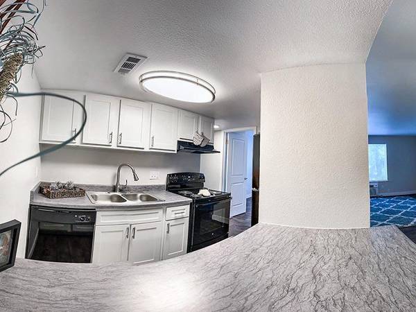 $1,285 / 2br - 785ft2 - Ideal 2 BR/1 BA with Walk-In Closet, Close to Shopping (Holladay)63671025107843120