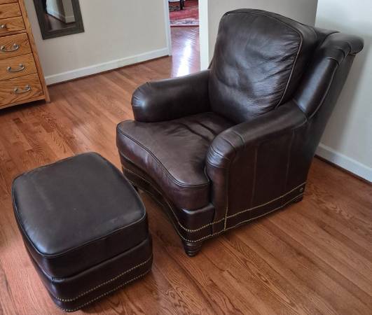 Leather Lounge Chair with matching Ottoman 1