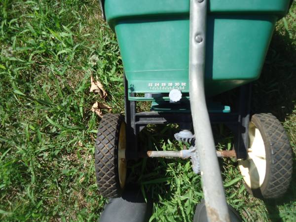 Spreader - $15 (Quincy)63471381361539122