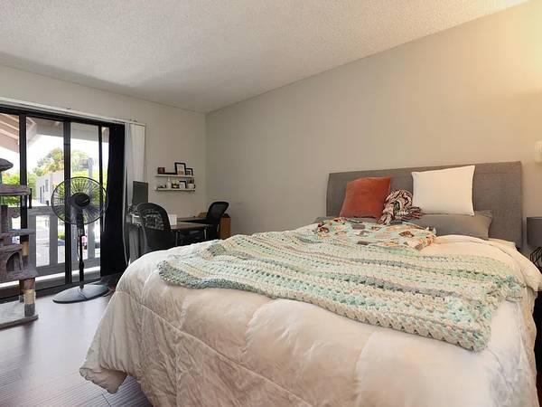 $1,450 / 2br - 995ft2 - Upgraded 2BD/2BA End Unit Near Irvine Valley College (Irvine)64030484897795122