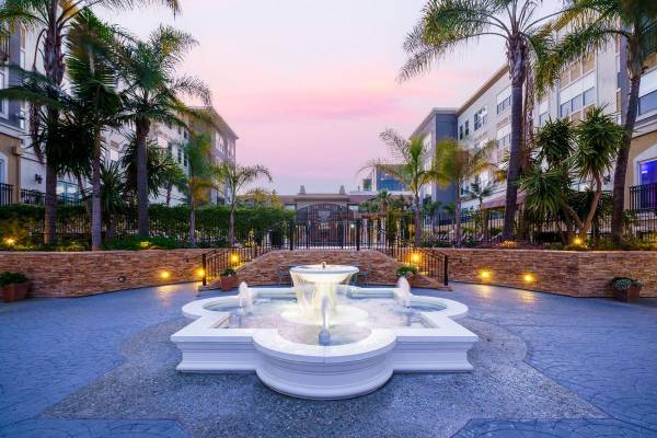 $5,538 / 2br - 1195ft2 - Impresionante departamento de 2 habitaciones en Santana Row: piscina, parrillas, sala de internet (san jose oeste)63695785335425121