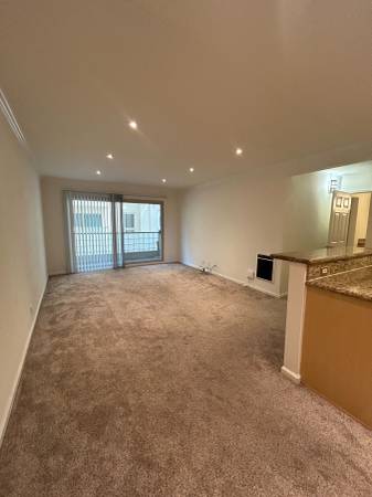 $2,300 / 1br - 700ft2 - Modern 1-Bedroom Condo Near Lake Merritt in Oakland’s Adams Point! (oakland lake merritt / grand)63668011948547123