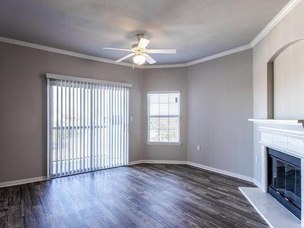 9 ft. Ceilings with Crown Molding, Door to Door Valet Trash 1