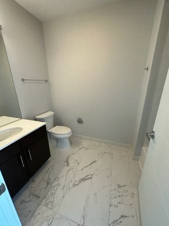 $1,955 Modern studio with full size washer/dryer, ss appli, & walkin closet (West Loop)63781516810113124