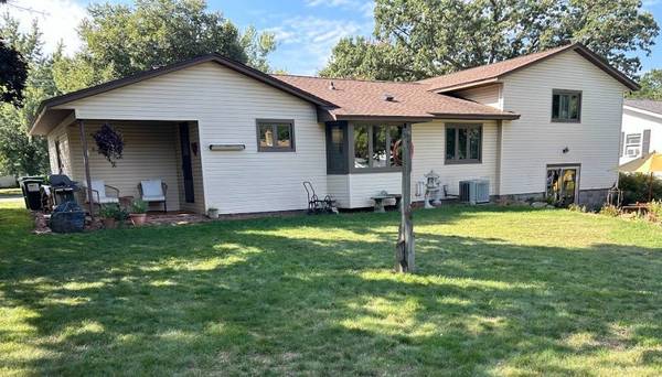 $1,985 / 3br - 1900ft2 - ¡Increíble casa de 3 habitaciones/3 baños con garaje para 2 autos adjunto! (Eau Claire)63845961579779123