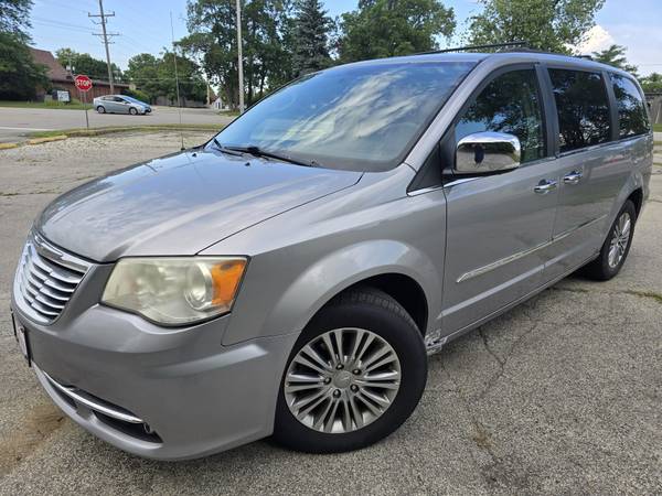 2013 CHRYSLER TOWN AND COUNTRY - $4,999 (ZION ILLINOIS)63619054633603120