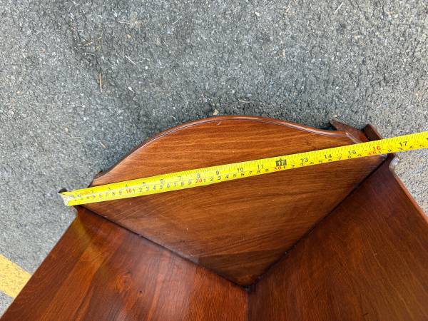 Par de estantes de esquina tallados a mano en madera de caoba con trama decorativa - $3.290 (Fairfax)63471432045313121