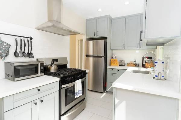 $1,450 / 2br - 1087ft2 - Bright 2BR, 1BA Apartment with Character & Private Courtyard (San Diego)63819155867651123