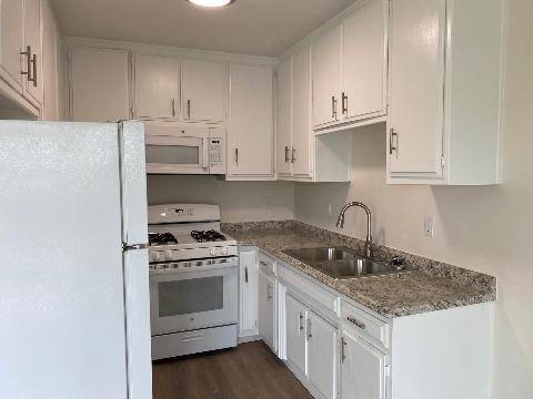$2,195 / 1br - 790ft2 - HUGE ONE BEDROOM WITH A PANORAMIC VIEW FROM TOP OF THE HILL! (Oceanside)63621261087361123