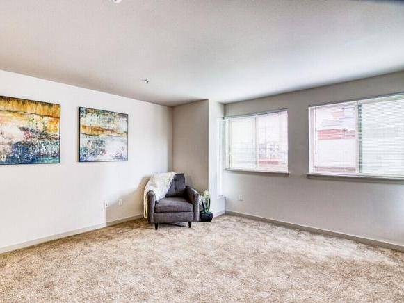 $1,700 / 1br - 584ft2 - Custom Hardwood Cabinets, On-Site Parcel Lockers (West Seattle)63773355343363120