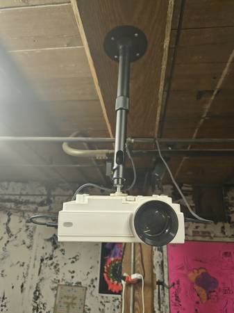 Auking mini projector with ceiling mount 1