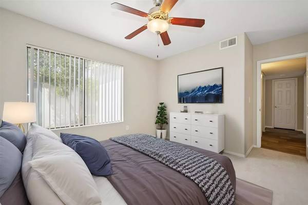 $1,249 / 1br - 732ft2 - Explore, dream, settle. Your new journey starts with this 1 BR. (Phoenix)64024821716481122