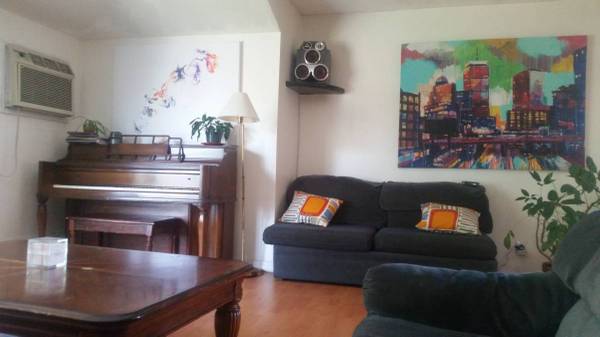 $900 / 4br - 100ft2 - Room in friendly 4BR near Davis and Green Line (Davis Square - Ball Square - Tufts)63828557968259121