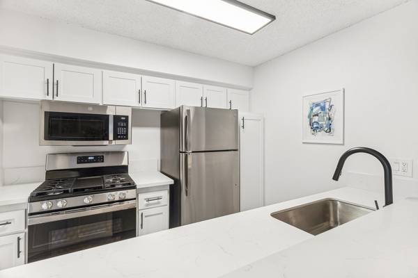 $3,695 / 3br - 1500ft2 - White Quartz Countertops, $500 Off Move-In, Spacious Closets, Carport (Thousand Oaks)63981244616194120