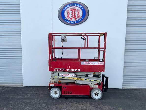 2013 MEC 2647 ES Scissor Lift 1