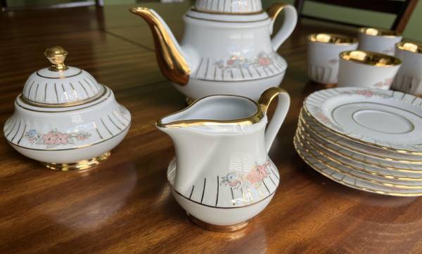 Vintage Turkish "Gural Porselen" Porcelain Teaset 1