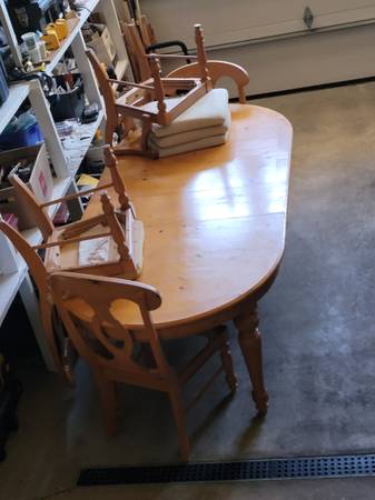 Pine dining table with two take out leaves, 4 chairs. Solid table 1
