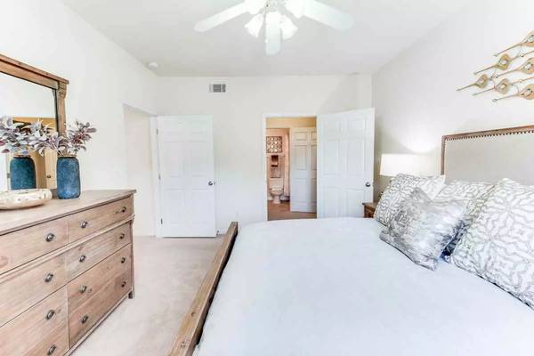 $1,399 / 2br - 1213ft2 - Bright and beautiful 2 bed / 2 bath! Don't wait to call us home! (Huntsville)63658776543361122