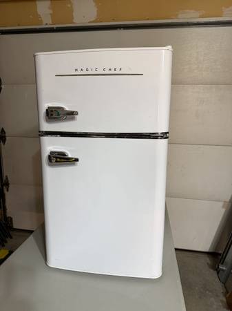 Retro Mini Fridge—3.5 cu. ft. 1