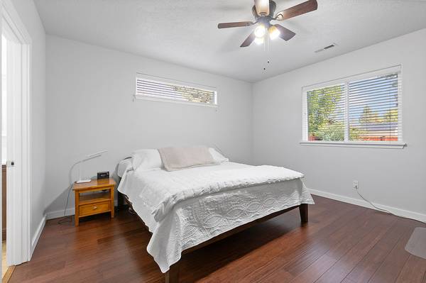 $615,000 / 1889ft2 - Main bedroom on the first level!  3 bed 2.5 bath plus loft SISTERS (Village At Coldsprings)63839295169667122
