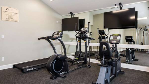 $2,260 / 2br - 1080ft2 - Convenient Car Wash Area and more at Main Street Village! (Tigard - Fanno Creek Park)63870109579267122