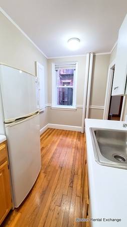 $2,300 ESTUDIO SUNNY Y ESPACIOSO A PASOS DE DAVIS SQUARE! ¡CALEFACCIÓN INCLUIDA! (Somerville - Davis Square)63828556958851124