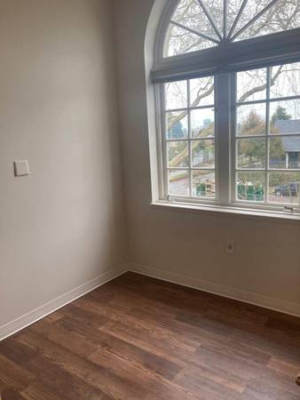 $600 / 155ft2 - Stunning Historic Building with Community Garden - Call Now (Mississippi and Alberta)63777340823553123