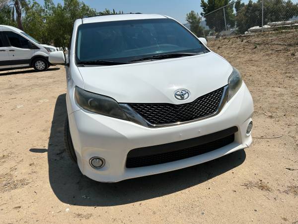 2016 toyota sienna LE 140k miles - $10,90063440962929027121