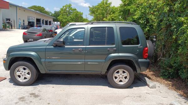2002 Jeep Liberty Edición Limitada 4x4. Funciona y conduce excelente + Aire Acondicionado frío. - $4,999 (Delray Beach)63489446804097122