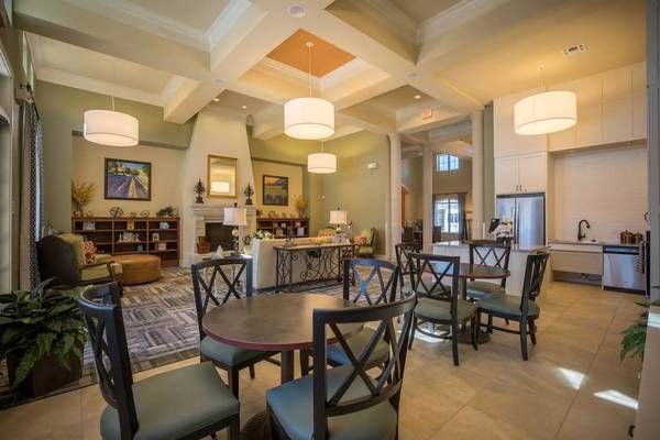 $1,109 / 1br - 713ft2 - Gorgeous 713 sq ft 1 bed / 1 bath - Prime location in Joshua (Joshua)63796555557121124