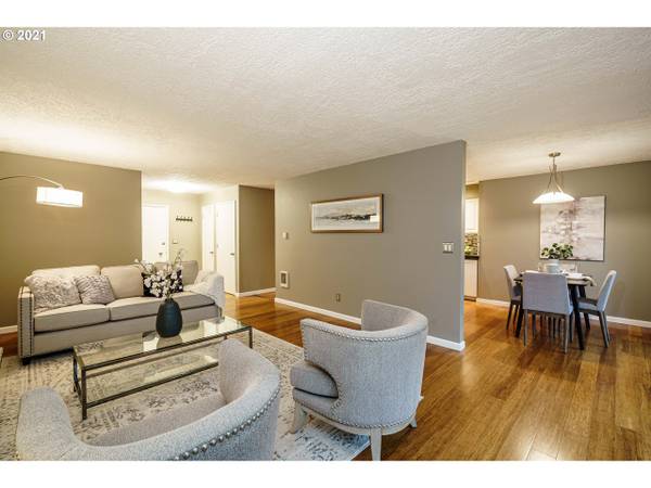 $2,718 / 2br - 1174ft2 - Ático contemporáneo de un nivel con 2 dormitorios y vistas al agua (Milwaukie)63831326421251124