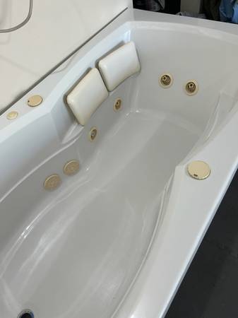 Jacuzzi-whirlpool bathtub excellent condition 8lg jets 1