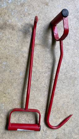 A pair of barely used 16 7/8” hay / straw hooks 1