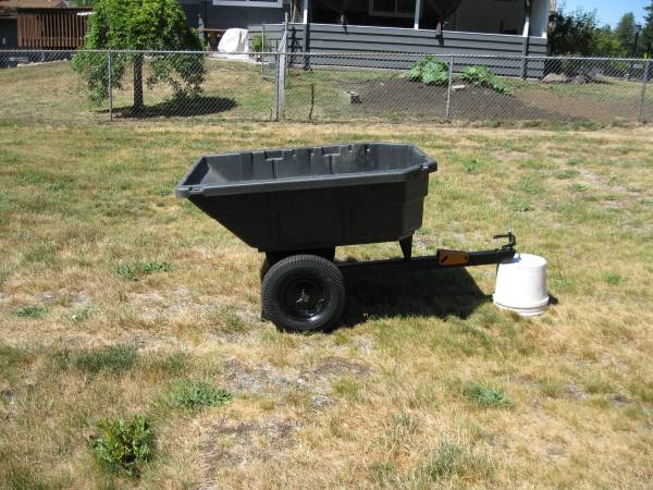 Cub Cadet 10cu/ft lawn trailer - $300 (Spanaway)63471372170371120