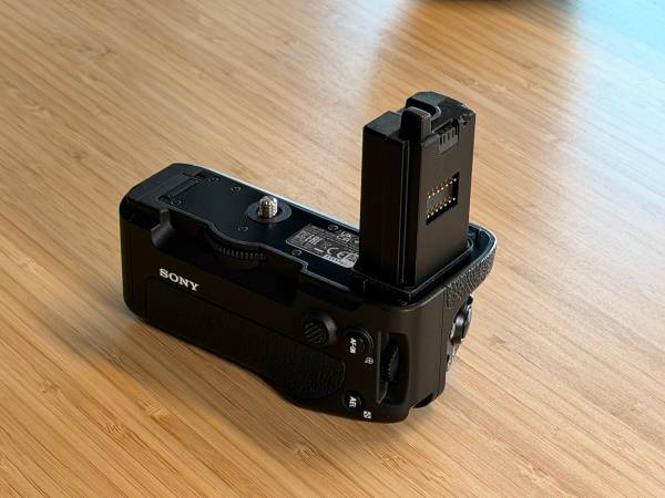 Sony VG-C4EM Vertical Camera Grip 1