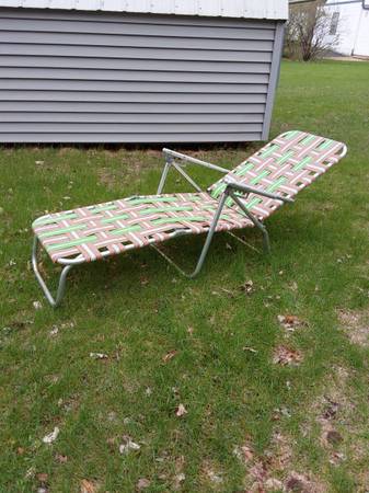 Vintage  lounge chair - $20 (Durand)63471096212865120