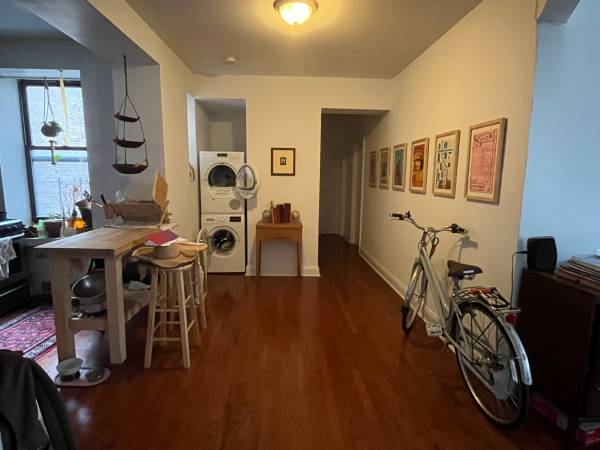 $1,300 / 2br - HUGE Room in comfy, Large 2BR Apt (Crown Heights/Bedstuy Border)64033292360833123