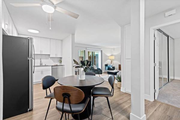 $3,314 / 2br - 1200ft2 - Microondas, Piso Mejorado, Patio/Balcón, Balcón Juliette (Veranda La Mesa Apartamentos)63841346160641124