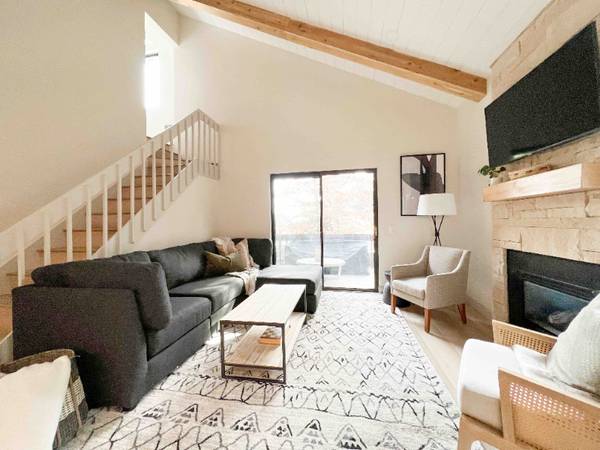$2950.00 / 2br - 1080ft2 - Chic Mountain 2 Bed Getaway63671007935491120