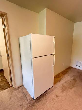 $935 / 216ft2 - Spacious Studio Retreat-A Block From UW & Near Cafs! (U District)63884890326915122