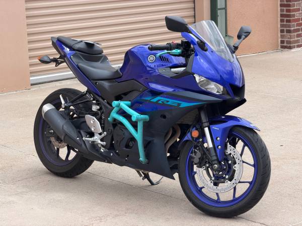 2024 Yamaha R3 ABS ( 7k miles ) clean title & cages installed