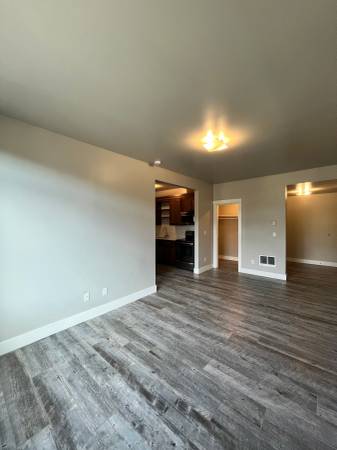 $1,345 / 1br - ¡1 dormitorio moderno en Morrison! Techos altos, pisos de madera sintética y admitimos mascotas! (Portland)63831325985283124