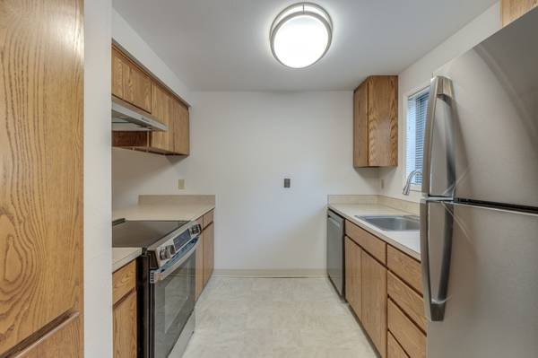 $1,995 / 2br - 1052ft2 - JOHNS LANDING TOWNHOME ! New Interior ~ Near OHSU (7420 S Virginia Ave)63831752771203123