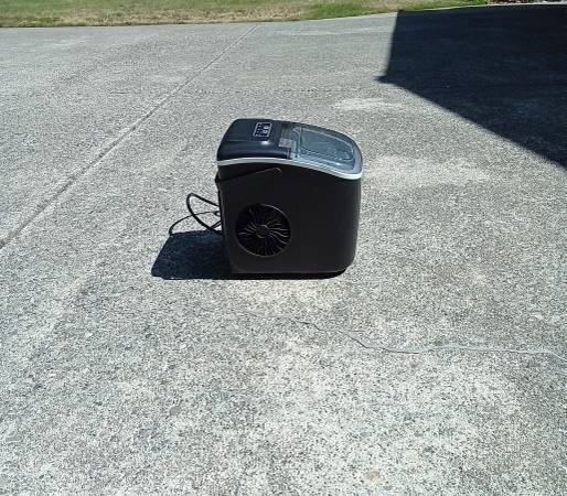 SILONN PORTABLE COUNTERTOP ICE MAKER - $50 (Auburn)63471362324609121