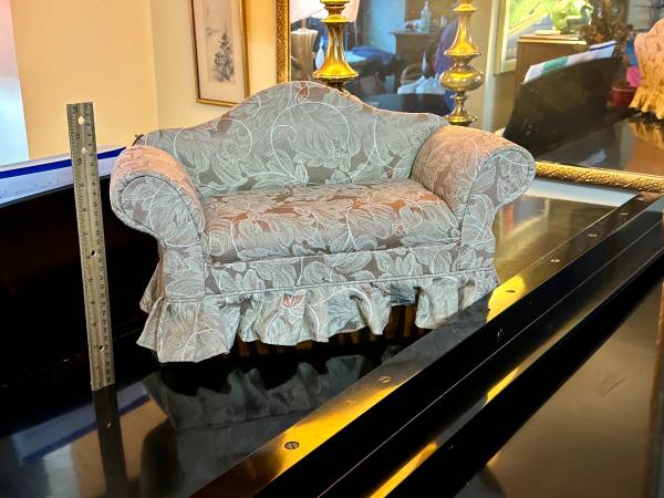 KINGSTATE Vintage Victorian Doll Couch - LN 1