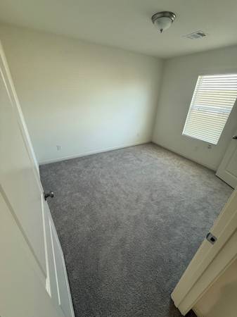 $550 / 3br - 1050ft2 - 1 Bed shared bath One Year Lease - Males only (Bryan)63821794419201123
